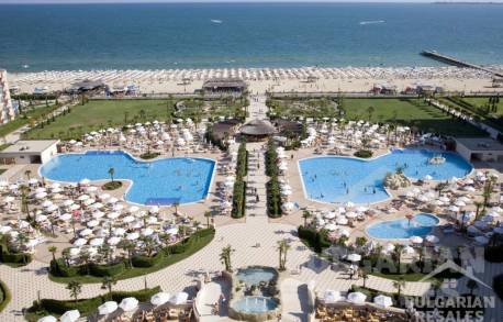 Beachfront, “Majestic Beach Resort” complex, apartment with designer interiors - Photo 17