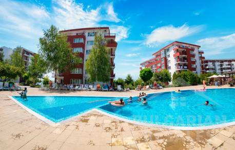 Первая линия! Купить трехкомнатную квартиру в Свети Власе - Фото 1