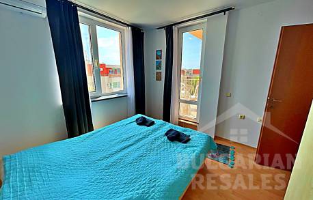 Изглед към басейна! Апартамент в популярен комплекс - Снимка 2