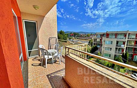 Изглед към басейна! Апартамент в популярен комплекс - Снимка 7