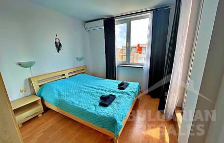 Изглед към басейна! Апартамент в популярен комплекс - Снимка 3