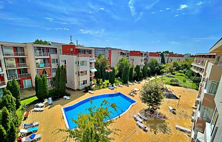 Изглед към басейна! Апартамент в популярен комплекс - Снимка 1