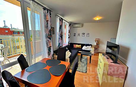 Изглед към басейна! Апартамент в популярен комплекс - Снимка 12