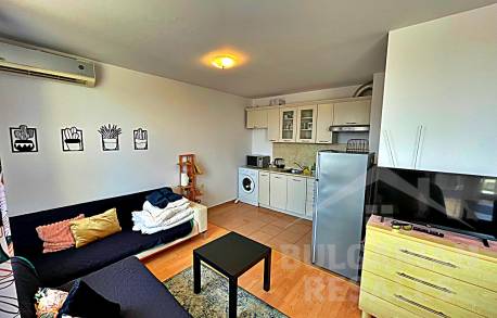 Изглед към басейна! Апартамент в популярен комплекс - Снимка 13