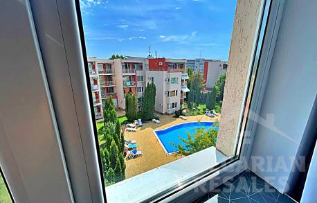 Изглед към басейна! Апартамент в популярен комплекс - Снимка 5