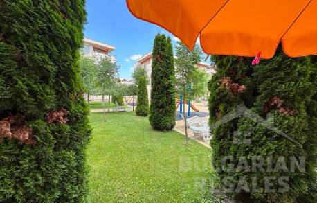 Апартамент на приземния етаж с изглед към плувния басейн - Снимка 9