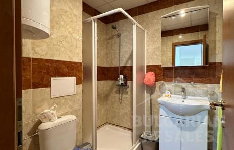 Апартамент на приземния етаж с изглед към плувния басейн - Снимка 5