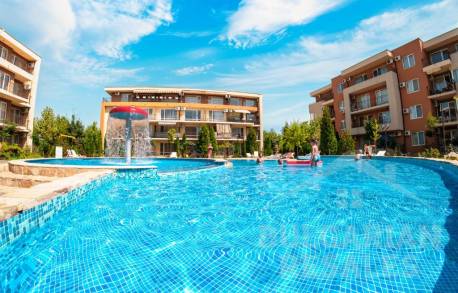 Светъл апартамент с изглед към басейна в „Nessebar Fort Club“ - Снимка 1