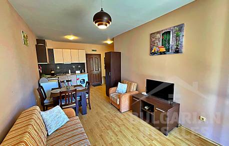 Квартира с выходом к бассейну в 