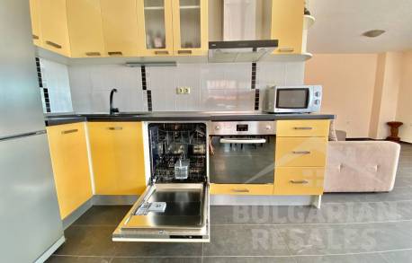 4-стаен апартамент в жилищна сграда - Снимка 3