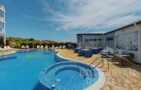 Стилен апартамент с изглед към басейна в тихо място - Снимка 2