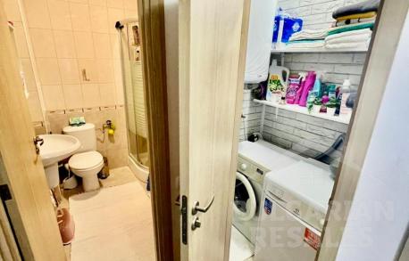 Стилен апартамент с изглед към басейна в тихо място - Снимка 12