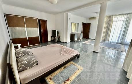 Апартамент с няколко спални на крачка от яхтеното пристанище - Снимка 11