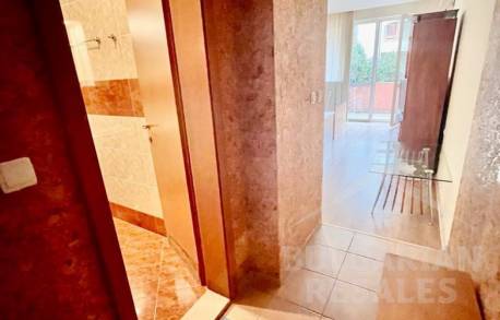 Štúdio s veľkým balkónom v komplexe prvej línie. - Фото12