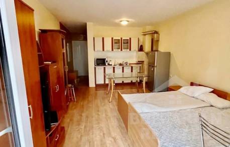 Štúdio s veľkým balkónom v komplexe prvej línie. - Фото5