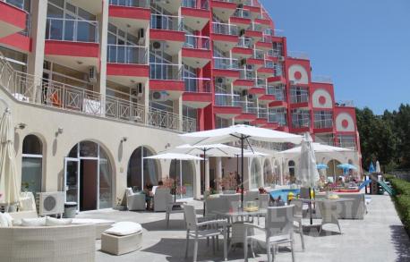 Просторен апартамент с една спалня в комплекс с плувен басейн - Снимка 1