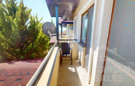 Триетажна къща с директен изход към басейна - Снимка 15