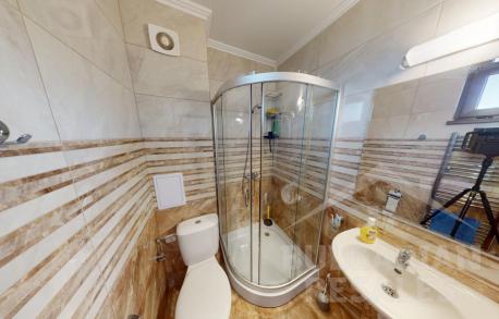 Триетажна къща с директен изход към басейна - Снимка 9