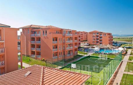 A bargain! Three rooms in a gated complex with swimming pools - Photo 1