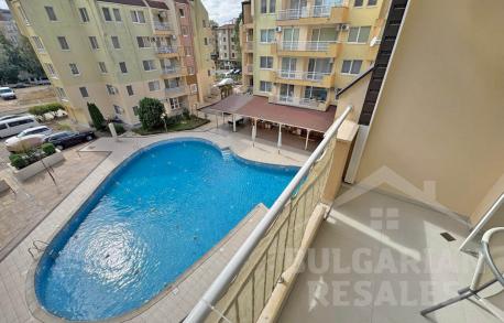 Апартамент с изглед към басейна в тих район на Слънчев бряг - Снимка 8