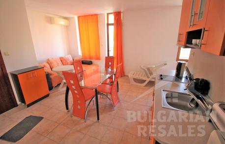 Изглед към морето и просторна тераса – апартамент в „Siana 2“ - Снимка 9