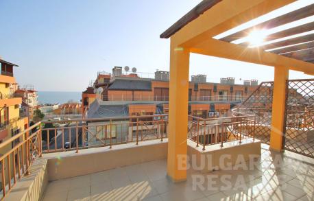 Изглед към морето и просторна тераса – апартамент в „Siana 2“ - Снимка 1