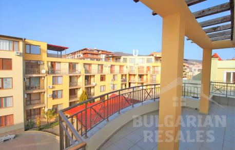 Изглед към морето и просторна тераса – апартамент в „Siana 2“ - Снимка 4