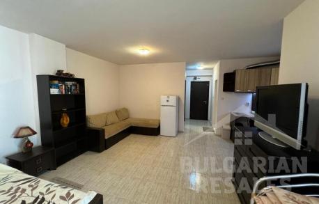 Bargain! Spacious studio overlooking the pool - Photo 6