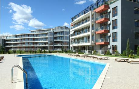 Nice apartment in a complex on the first line - Photo 1