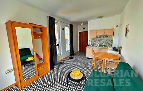 Stylish studio with pool view - Photo 3