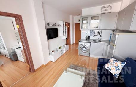 Two bedrooms, new furniture, pool view - Photo 2
