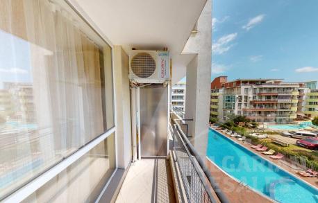 Изглед към басейна! Апартамент в комплекс „Sunset Beach 2“ - Снимка 11