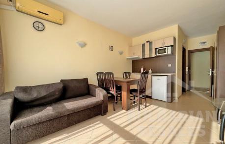 Inexpensive flat overlooking the pool - Photo 1