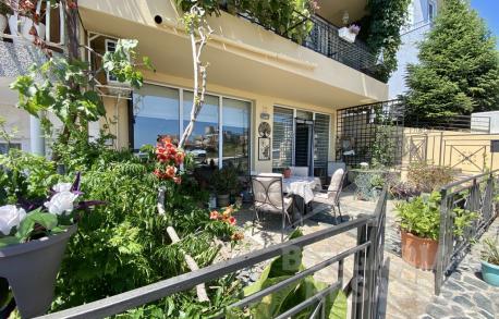 Отличен апартамент в жилищен блок с изглед към морето - Снимка 19