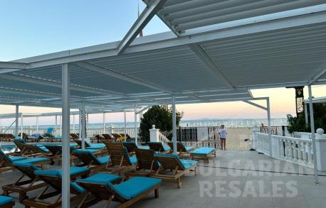 Byt s novým nábytkom, prvá línia, bočný výhľad na more! - Фото14