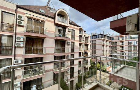 Модерен интериор и изглед към басейна — апартамент в „Tarsis 2“ - Снимка 13