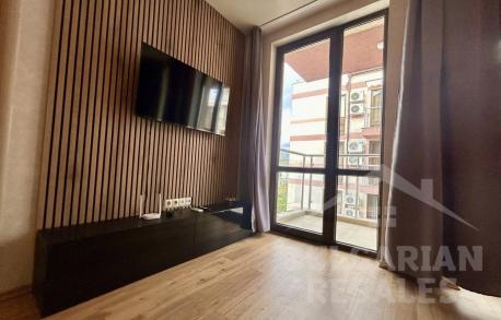 Модерен интериор и изглед към басейна — апартамент в „Tarsis 2“ - Снимка 3