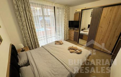 Апартамент с личен двор и изглед към басейна - Снимка 18