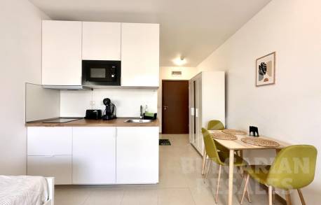 Moderné štúdio s výhľadom na bazén, komplex „U-Dacha“ - Фото3