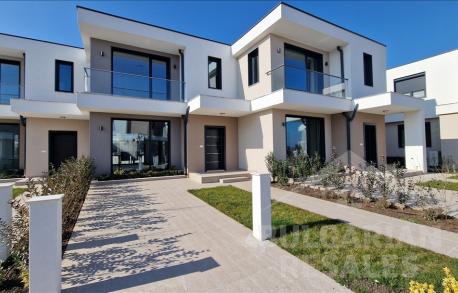 Time to buy! Two floors and patio on the villa - Photo 1