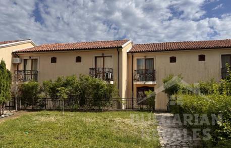 Mestský dom v uzavretom komplexe s bazénom - Фото12