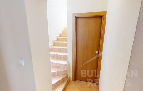 Вила с 5 спални, заобиколена от зеленина - Снимка 9