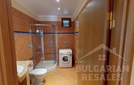 Вила с 5 спални, заобиколена от зеленина - Снимка 8