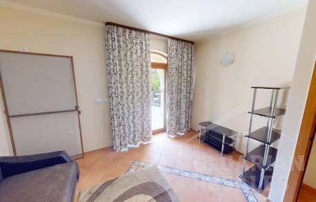 Вила с 5 спални, заобиколена от зеленина - Снимка 12