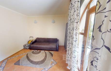 Вила с 5 спални, заобиколена от зеленина - Снимка 13