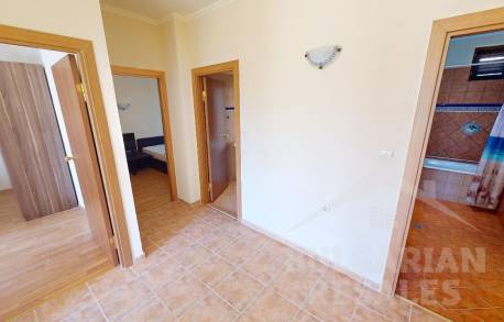 Вила с 5 спални, заобиколена от зеленина - Снимка 14