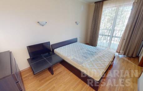 Вила с 5 спални, заобиколена от зеленина - Снимка 17