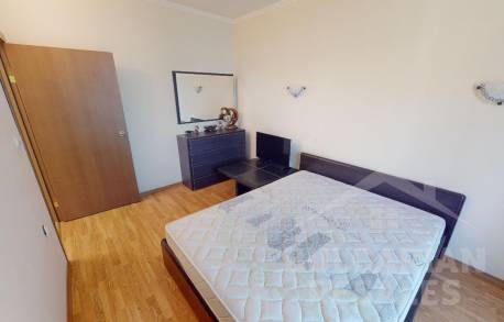 Вила с 5 спални, заобиколена от зеленина - Снимка 18