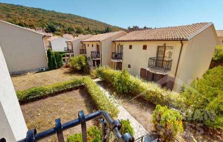 Вила с 5 спални, заобиколена от зеленина - Снимка 22