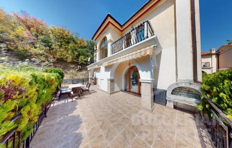 Вила с 5 спални, заобиколена от зеленина - Снимка 23